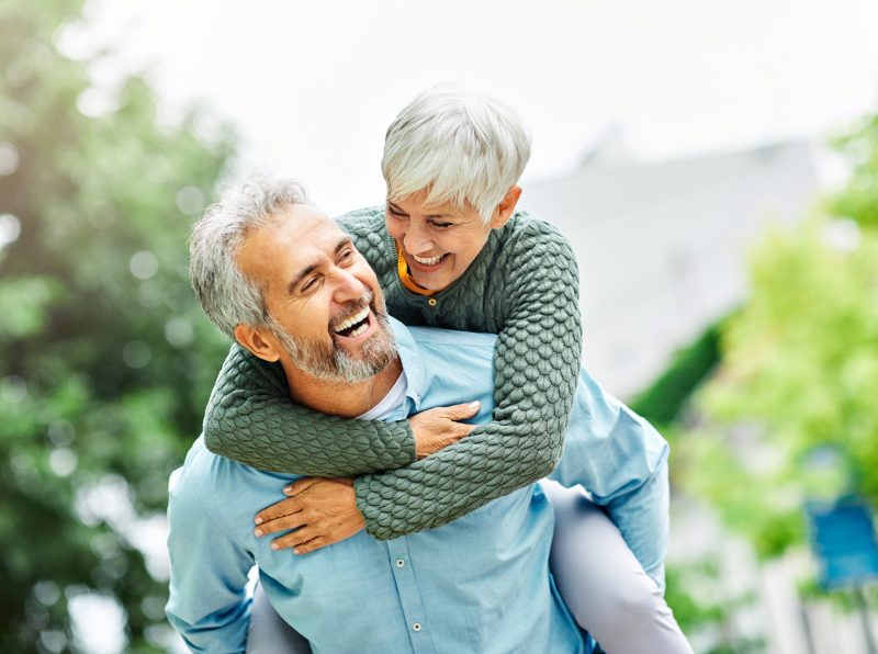 älteres Paar, lachend, aktiv, körperlich und geistig fit; gesunde Ernährung ältere Menschen/Senioren, gesunde Funktion Augen, Gehirn, Muskeln, Knochen