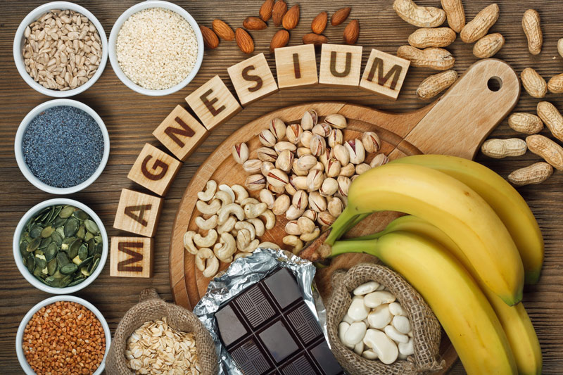 Lebensmittel mit viel Magnesium: Bananen, dunkle Schokolade, Mandeln, Kürbiskerne, Sonnenblumenkerne, Mohn