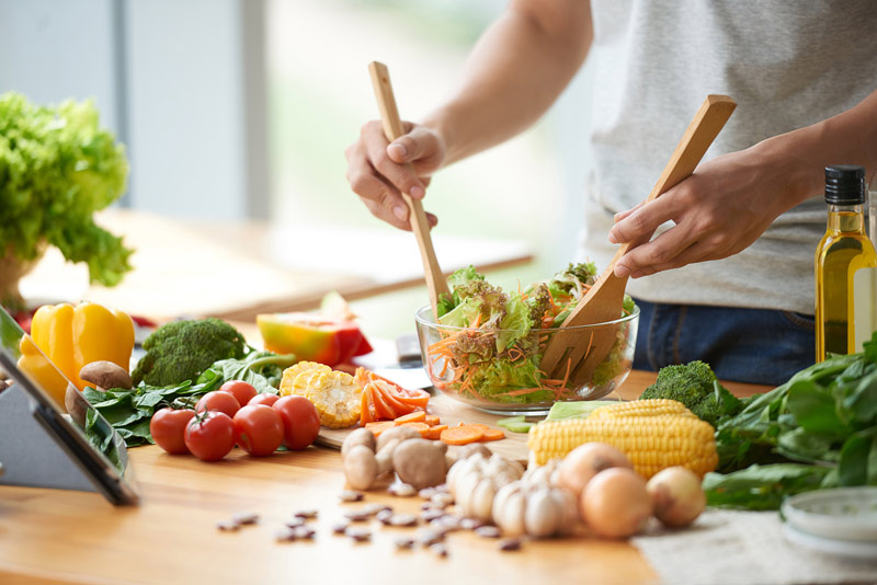 Gesunde Ernährung, vitalstoffreiche Lebensmittel, Salat selbst zubereiten